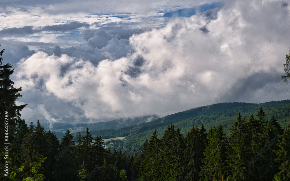 Dramatische Wolken durchziehen das Taunus Gebirge in Deutschland im Sommer