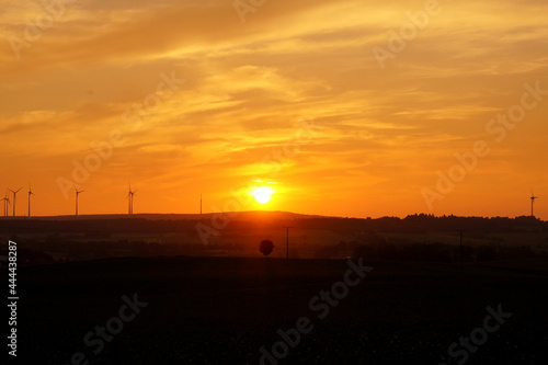 Sonnenuntergang mit Windrädern 