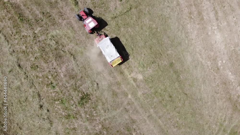 trattore fieno agricoltura fienagione raccolta fieno trattore fieno agricoltura fienagione raccolta fieno
