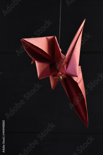 Origami colgando de un hilo