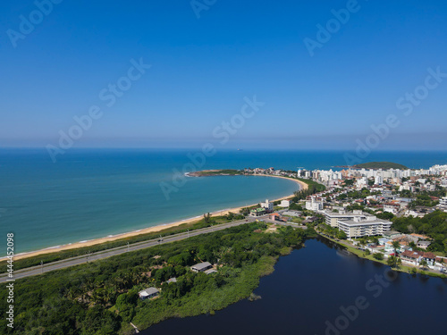 Imagem aérea de praia e lagos na Enseada Azul em Guarapari no Espírito Santo. Praia tropical em um dia ensolarado.