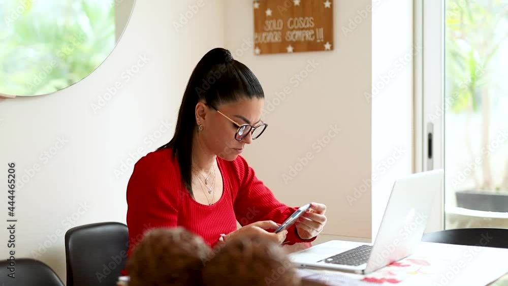 mujer latina senatada en la mesa de su hogar, haciendo negocios desde su laptop