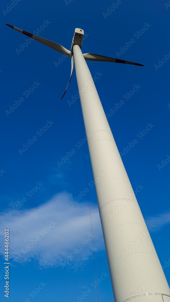 Lange Windenergieanlage aus optisch interessanter schräger Ansicht. Froschperspektive von unten rechts fotografiert. Long wind turbine from an optically interesting oblique view. Frog's eye view wind. Lange Windenergieanlage aus optisch interessanter schräger Ansicht. Froschperspektive von unten rechts fotografiert. Long wind turbine from an optically interesting oblique view. Frog's eye view wind.