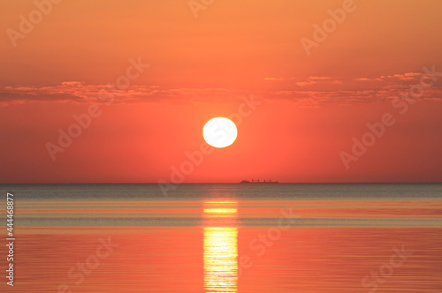 Fototapeta Naklejka Na Ścianę i Meble -  Evening sun over the tropical sea with waves. Nature background
