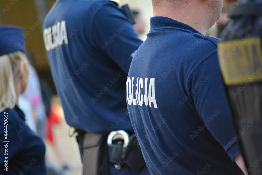Policjanci na zabezpieczeniu zgromadzenia LGBT we Wrocław rynek - obrazy, fototapety, plakaty 