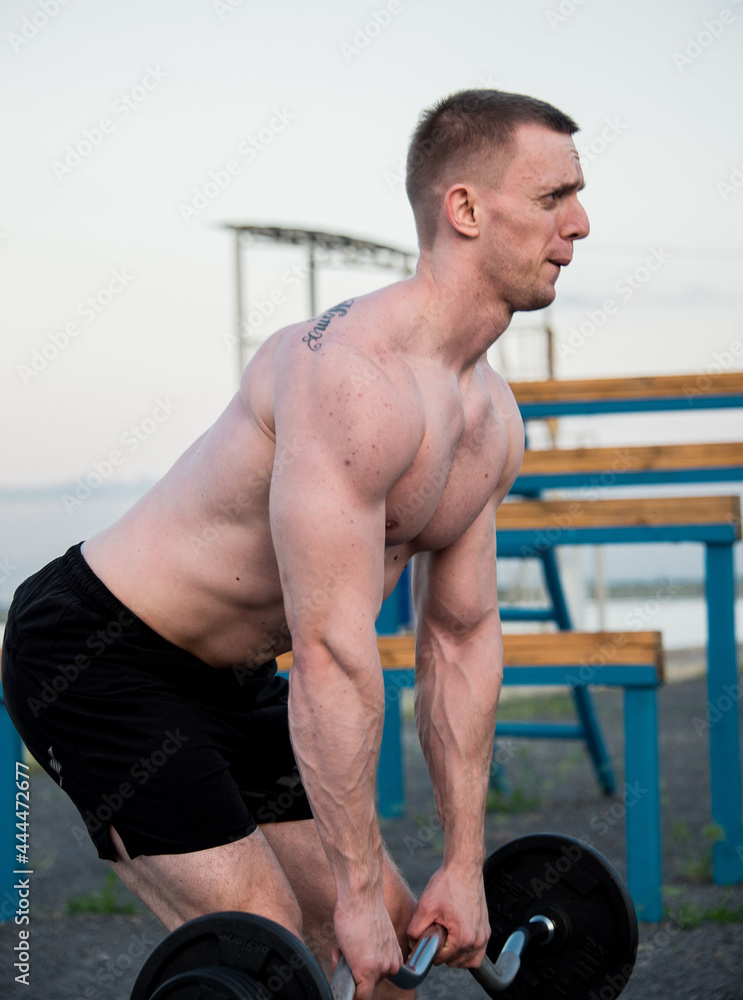Obraz premium muscle man at outdoor 