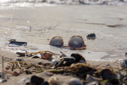 Strand mit Strandgut Brille 