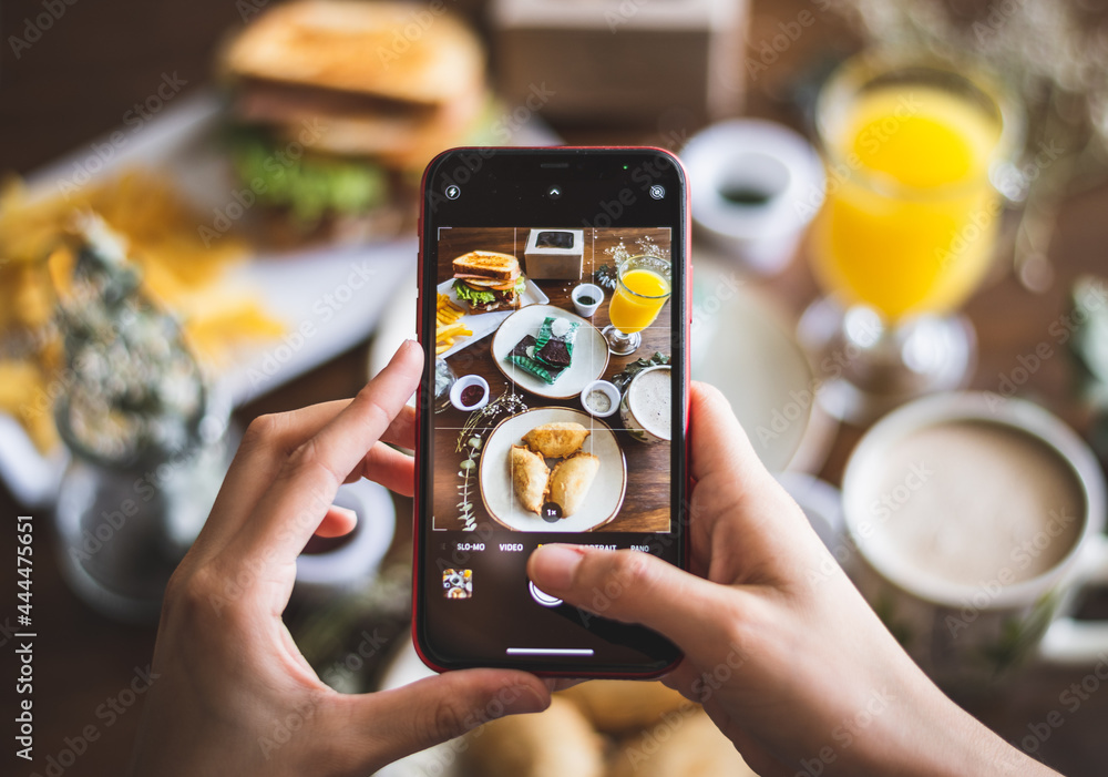 Phone takin a food photography - obrazy, fototapety, plakaty 
