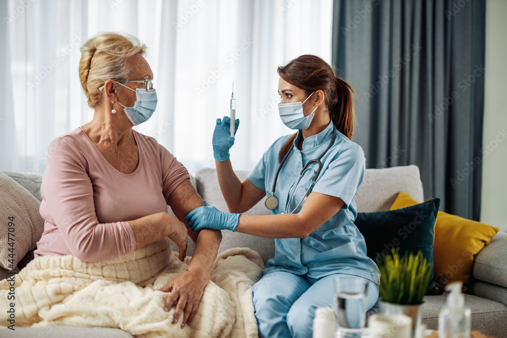 Fototapeta premium Doctor visiting a woman patient at home