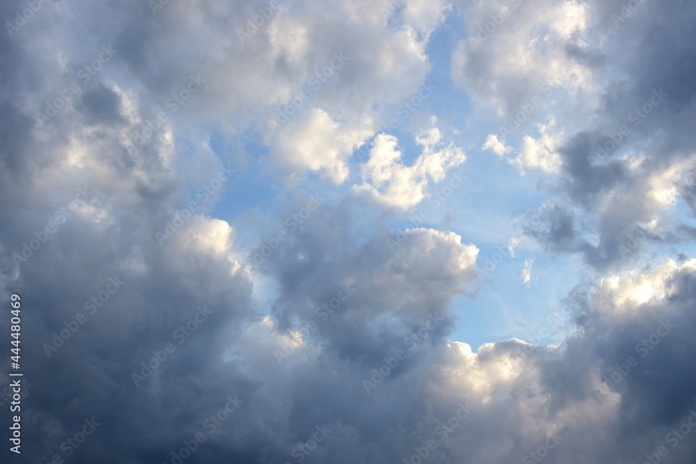 Wolkenhimmel, Sommerhimmel mit weißen und grauen Wolken im Sonnenlicht, Wetterumschwung Wolkenhimmel, Sommerhimmel mit weißen und grauen Wolken im Sonnenlicht, Wetterumschwung