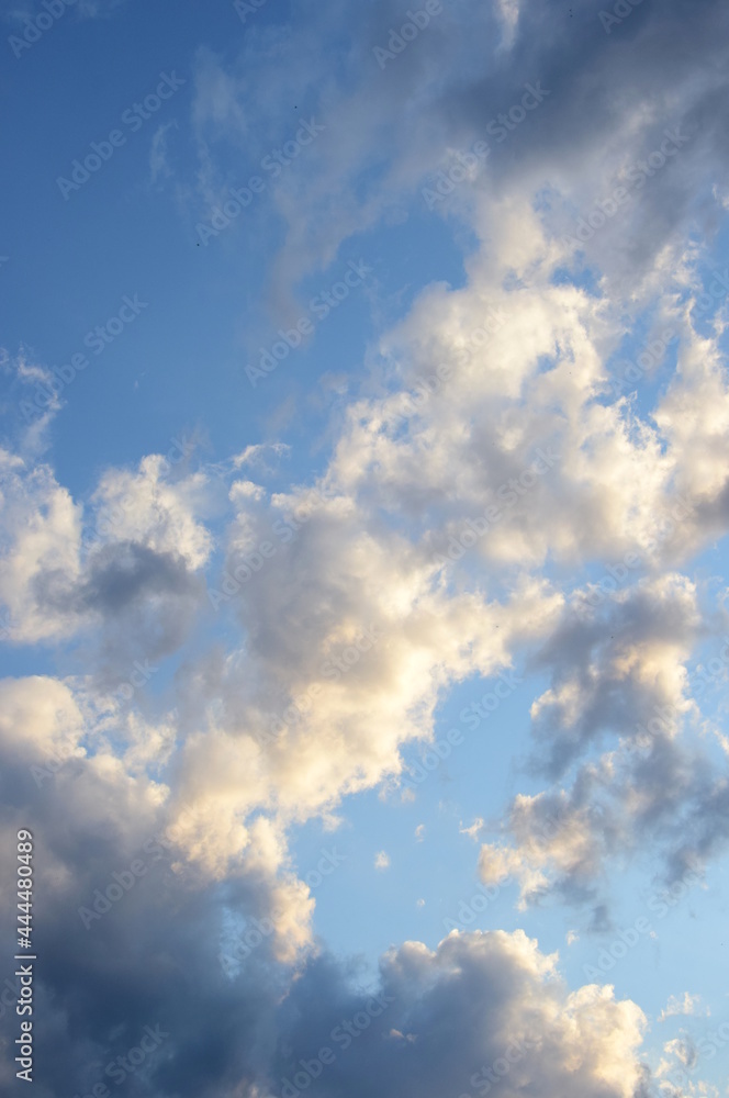 Wolkenhimmel, Sommerhimmel mit weißen und grauen Wolken im Sonnenlicht, Wetterumschwung Wolkenhimmel, Sommerhimmel mit weißen und grauen Wolken im Sonnenlicht, Wetterumschwung