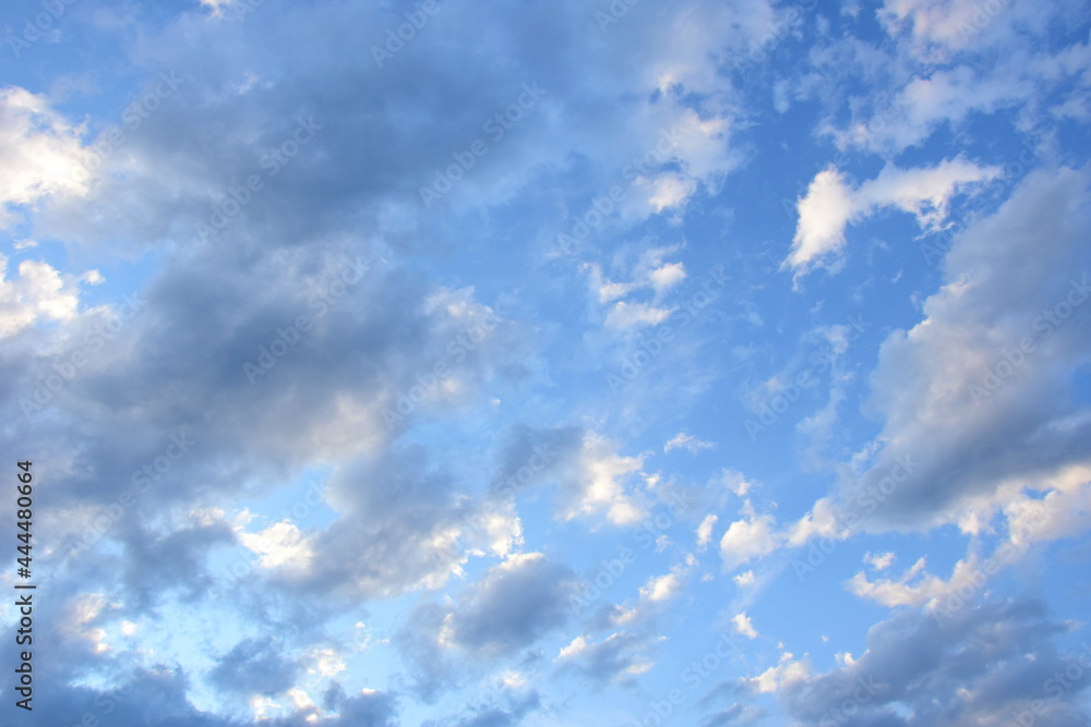 Blauer Himmel mit vielen Wolken in weiß und Grau, Sommerhimmel, Wetter, Wetterumschwung, wechselhaftes Wetter, Banner und Hintergrund Blauer Himmel mit vielen Wolken in weiß und Grau, Sommerhimmel, Wetter, Wetterumschwung, wechselhaftes Wetter, Banner und Hintergrund