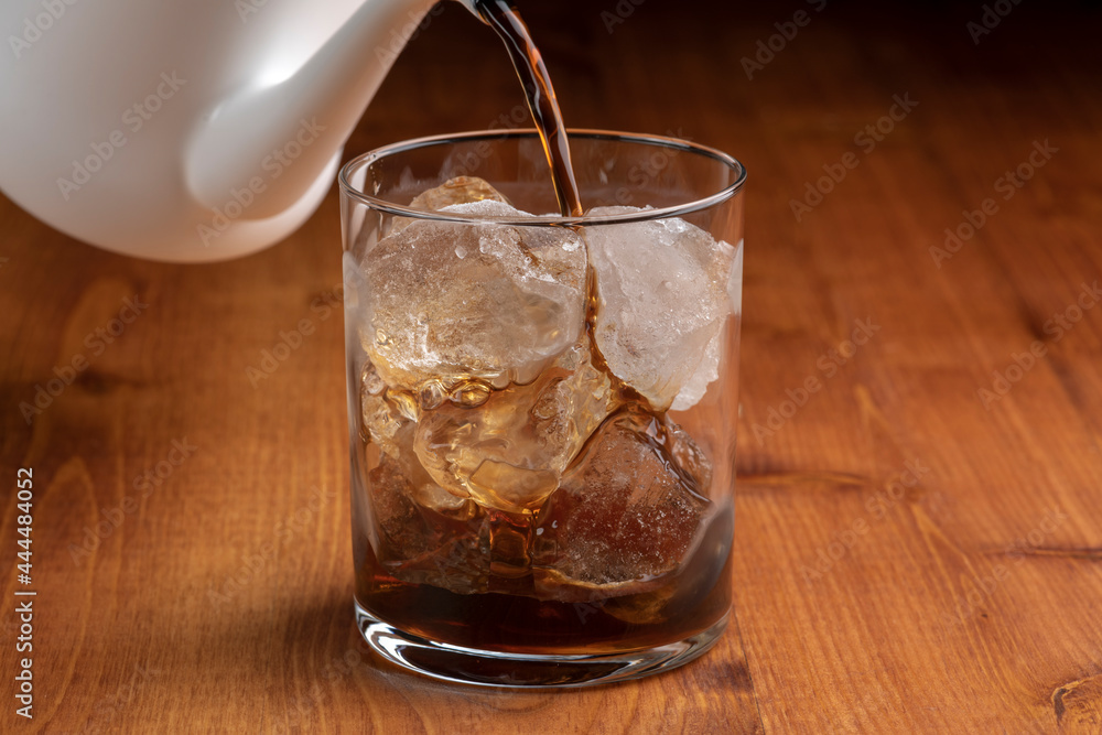 氷にコーヒーを注いで冷やすアイスコーヒー 氷にコーヒーを注いで冷やすアイスコーヒー