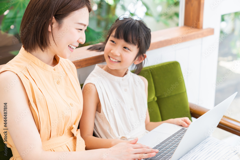 パソコンで勉強する親子 パソコンで勉強する親子