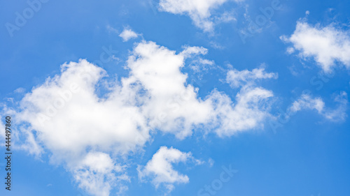 【自然風景】晴れの日の青空と雲 背景素材 