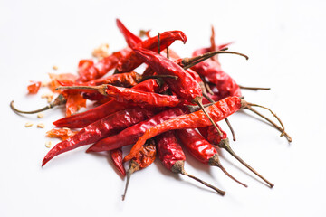 Crédence de cuisine  Red dried chili pepper and seed, Dried red chili or chilli cayenne pepper isolated on white background  © Bigc Studio