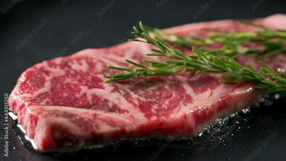 鉄板で焼く黒毛和牛ロースステーキ Japanese beef loin steak grilled on an iron plate 鉄板で焼く黒毛和牛ロースステーキ Japanese beef loin steak grilled on an iron plate