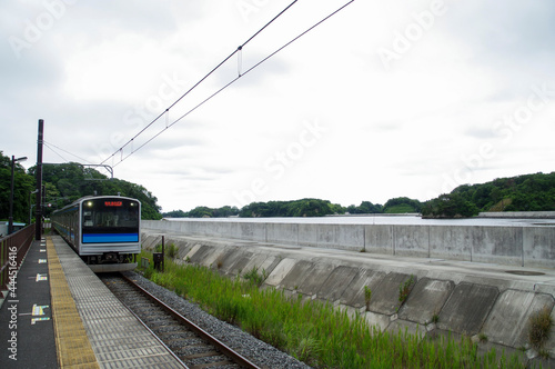 松島湾の海岸沿いを走る仙石線の列車