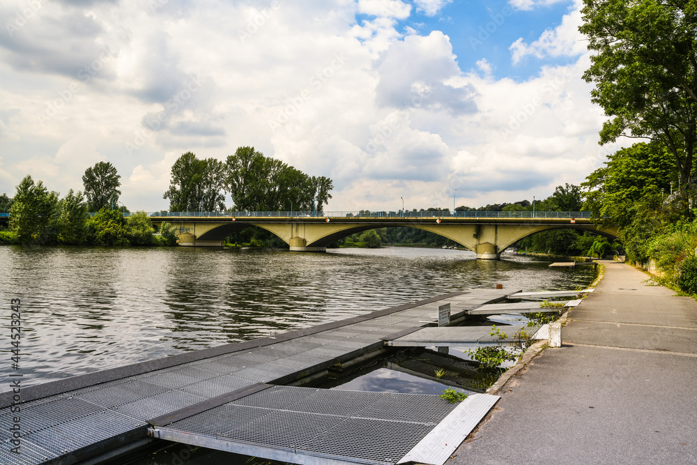 Bootssteg und alte Ruhrbrücke in Mülheim an der Ruhr Bootssteg und alte Ruhrbrücke in Mülheim an der Ruhr