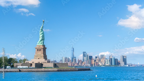 Manhattan and New York with the Statue of Liberty © Isaac
