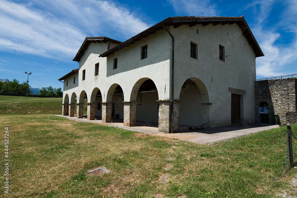 Fototapeta premium La Fortezza di Mont’Alfonso è uno dei monumenti architettonici più imponenti della Valle del Serchio; offre splendide vedute sulle pendici dell’Appennino Tosco Emiliano e sulle Alpi Apuane.