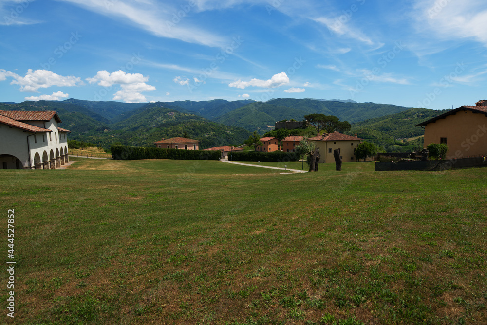 La Fortezza di Mont’Alfonso è uno dei monumenti architettonici più imponenti della Valle del Serchio; offre splendide vedute sulle pendici dell’Appennino Tosco Emiliano e sulle Alpi Apuane.