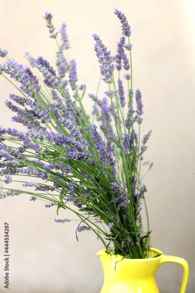 Naklejka premium Yellow vase with fresh lavender flowers. Selective focus.