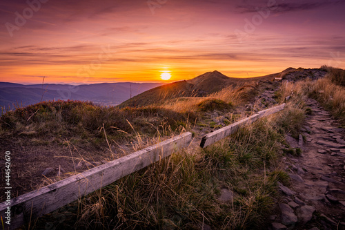 Fototapeta Naklejka Na Ścianę i Meble -  Zachód słońca nad Połoniną Wetlińską | Bieszczady, Polska