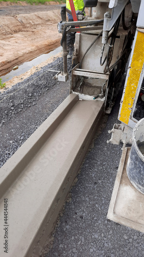 Układanie krawężników drogowych metodą betonowania ślizgowego.