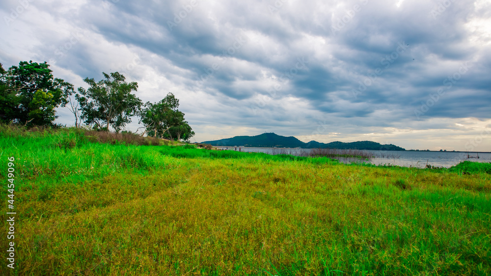 The panoramic natural background of the atmosphere at the natural reservoir scenic area at various tourist attractions, allowing tourists to stop and take pictures during the trip.
