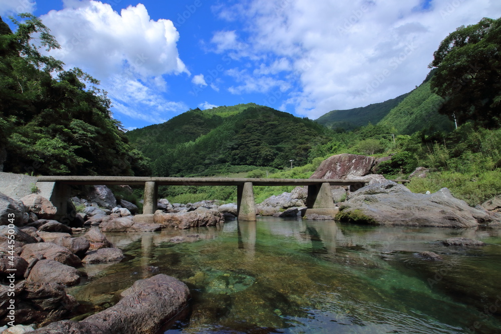 Fototapeta premium 長屋の沈下橋 初夏 （高知県 仁淀川町）