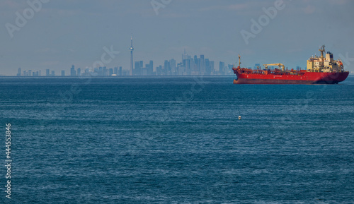 Canvas-taulu Toronto skyline with freighter in foreground