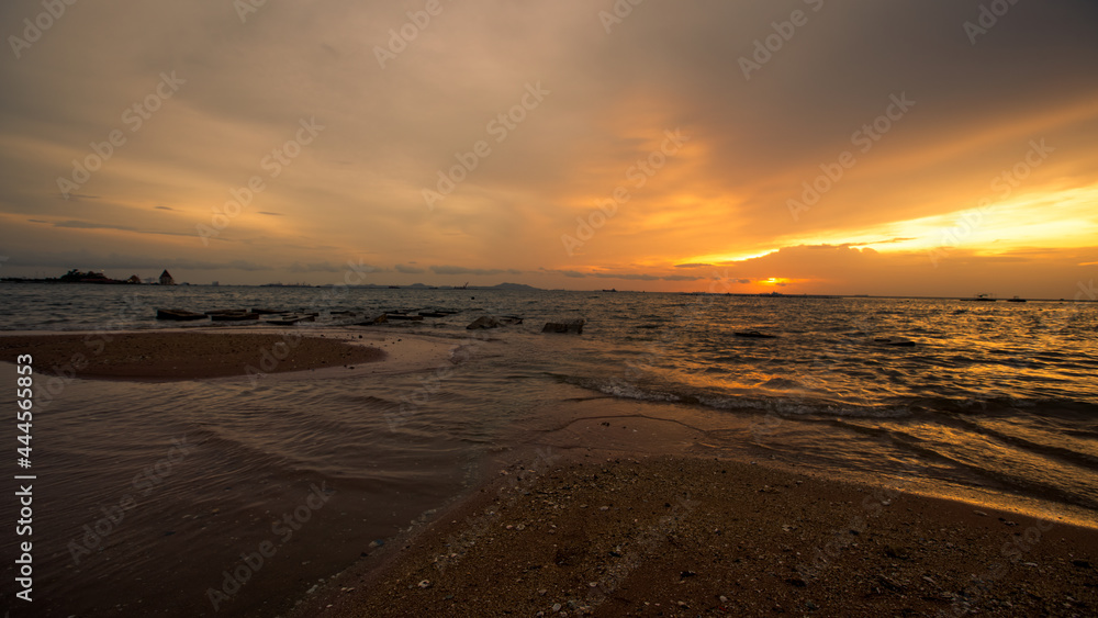 The panoramic natural background of the atmosphere at the natural reservoir scenic area at various tourist attractions, allowing tourists to stop and take pictures during the trip.