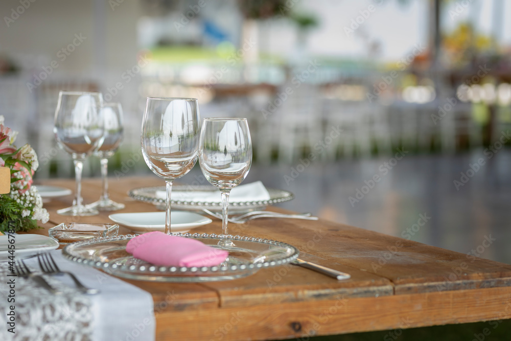 Copa de cristal sobre una mesa con un arreglo floral en una jardín para un evento social en México
Copa de cristal sobre una mesa con un arreglo floral en una jardín para un evento social en México
