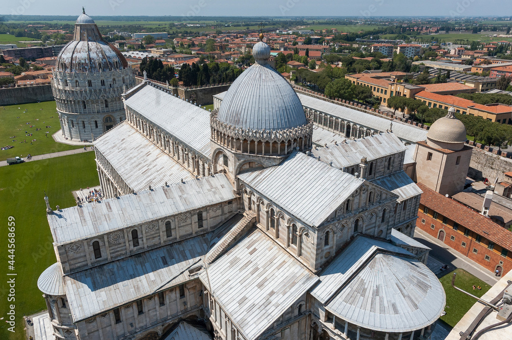 Lucca, Toscana. Veduta del Duomo e del Cimitero dall'alto della Torre Pendente.