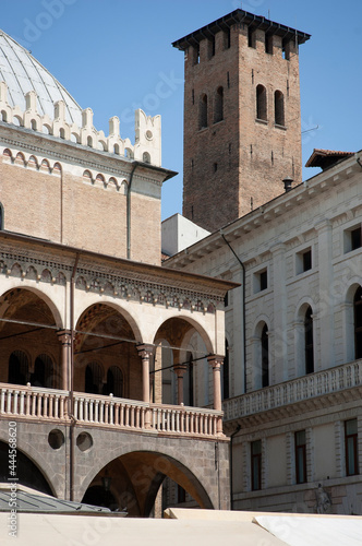 Padova. Angolo di Piazza delle Erbe con Palazzo della Ragione, Torre deli Anziani e Municipio