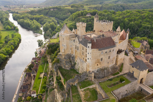 Vue aérienne du château de Beynac 