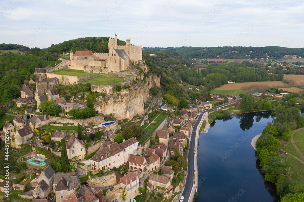 Vue aérienne du château de Beynac 