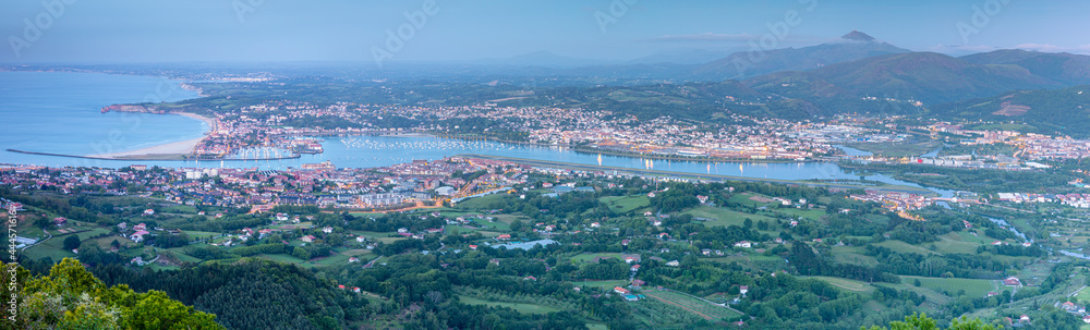 La Baie de Chingoudy , frontière entre l'Espagne et la France La Baie de Chingoudy , frontière entre l'Espagne et la France