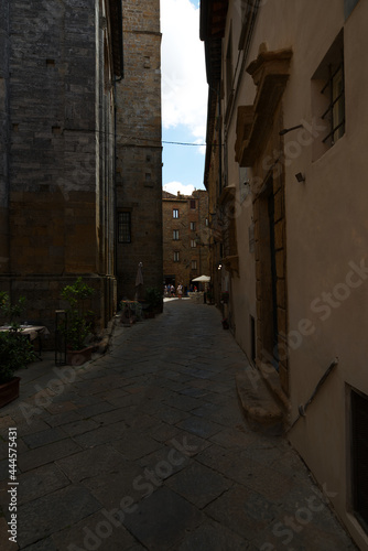 Volterra conserva un centro storico di origine etrusca, con rovine romane ed edifici medievali. Celebre per l'estrazione e la lavorazione dell'alabastro.