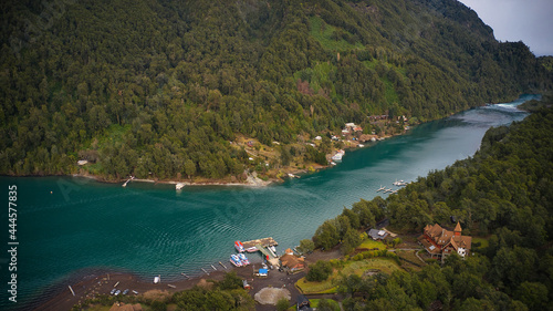 Río Petrohue y lago todos Los Santos, cierra de Santo Domingo en Parque Nacional Vicente Perez Rosales, Chile