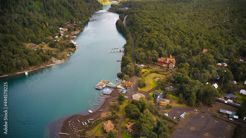 Río Petrohue y lago todos Los Santos, cierra de Santo Domingo en Parque Nacional Vicente Perez Rosales, Chile