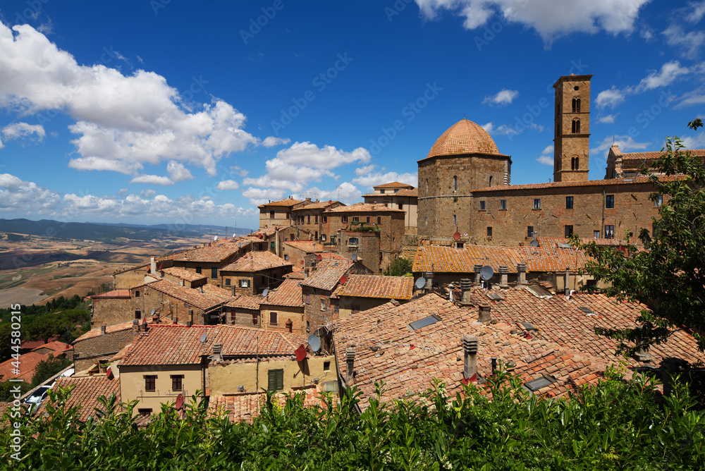 Volterra conserva un centro storico di origine etrusca, con rovine romane ed edifici medievali. Celebre per l'estrazione e la lavorazione dell'alabastro.