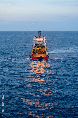 Sea tow in the high sea