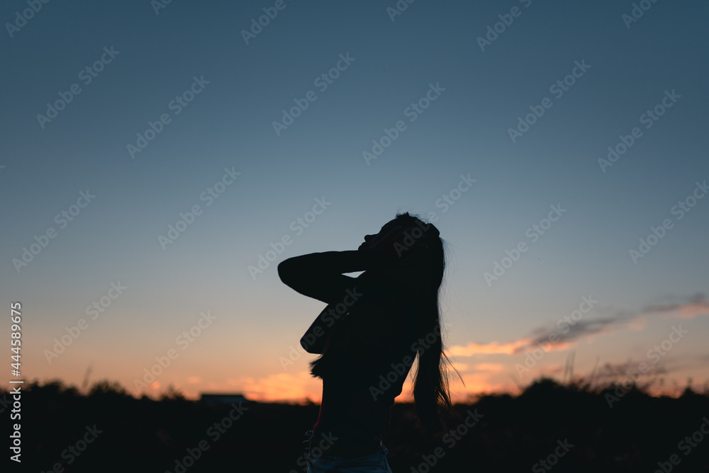 SILUETA DE MUJER CON AURICULAR ESCUCHANDO MÚSICA SILUETA DE MUJER CON AURICULAR ESCUCHANDO MÚSICA