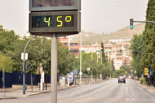 Termómetro callejero en una calle marcando 45 grados celsius	