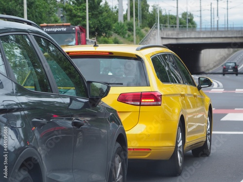 Kreuzungsbereich - Autos stehen vor der Haltelinie