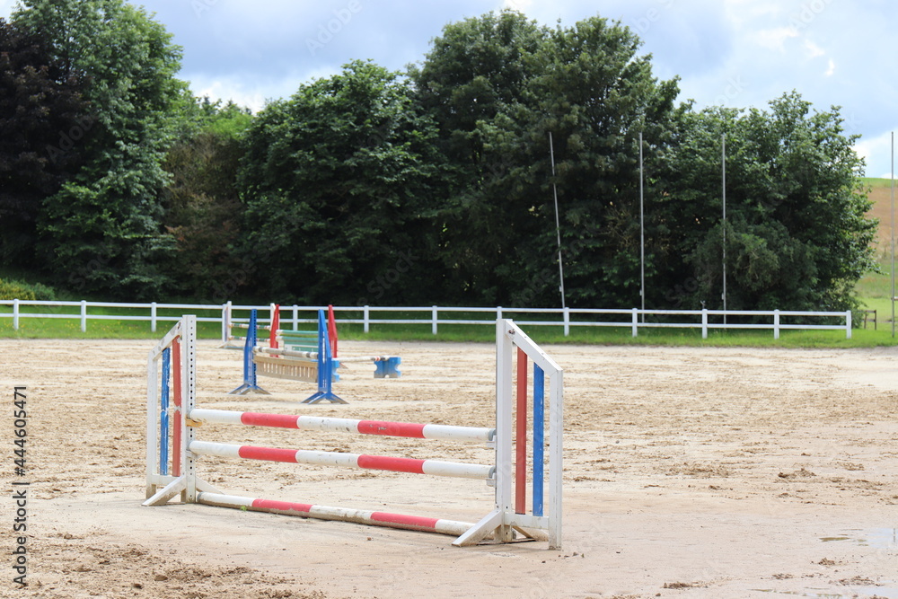 Hürdestangen auf dem Reitplatz.