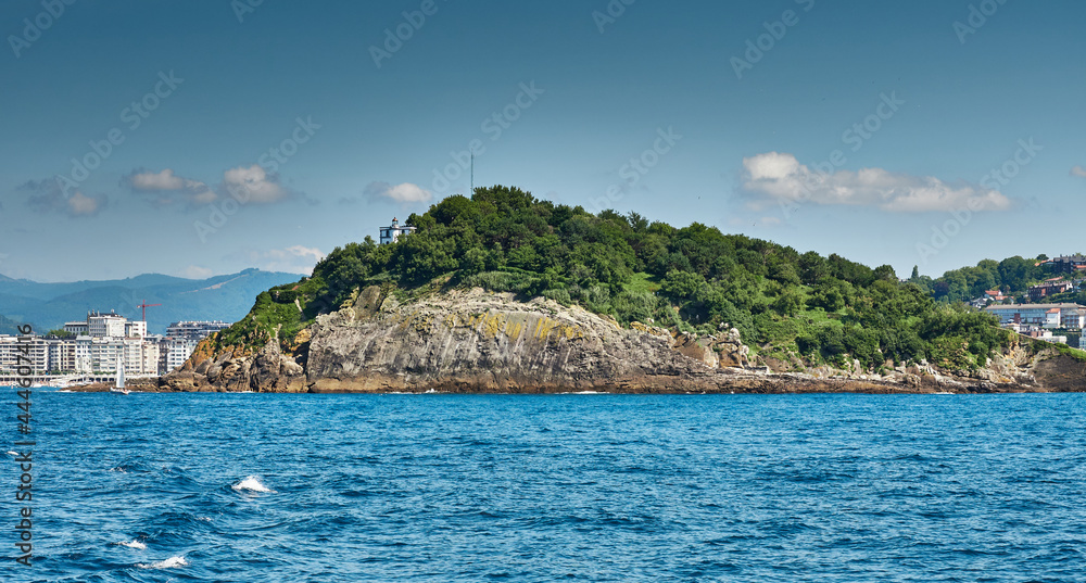 Vistas de la bahía de la concha en San Sebastián y la Isla Santa Clara Vistas de la bahía de la concha en San Sebastián y la Isla Santa Clara