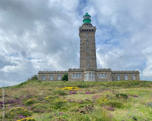 le cap frehel   paysage et phare dans la lande en bretagne